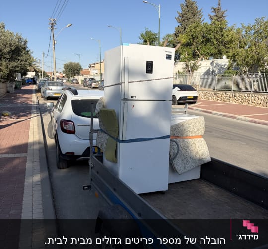 מקרר ורהיטים על עגלה ברחוב